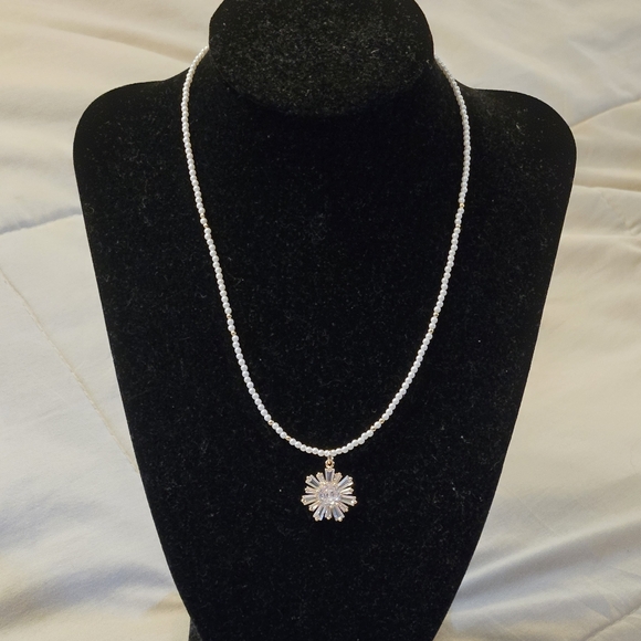 BB Lila NWOT White And Gold Necklace With A Crystal Pendant - Picture 1 of 9